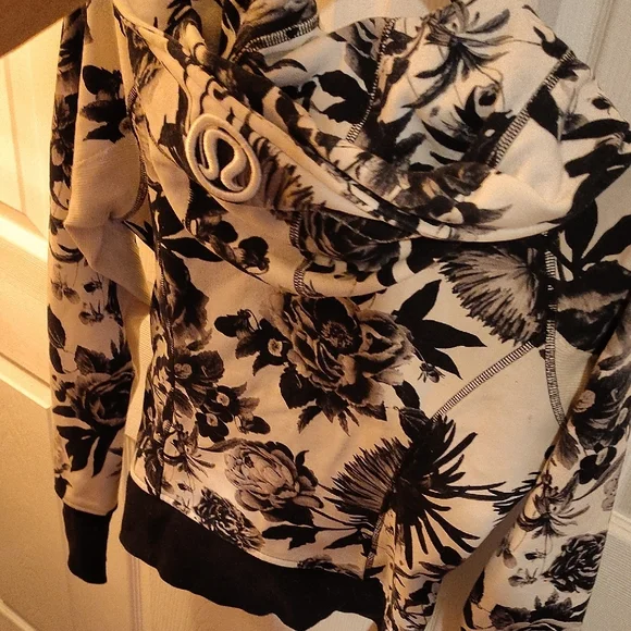 lululemon athletica Black and White Floral Jacket - Picture 4 of 4